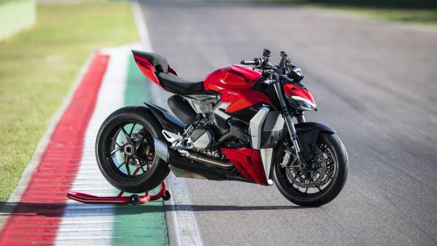 Το εκρηκτικό naked της Ducati λαμβάνει σημαντικές αναβαθμίσεις ενώ αποκτάει και μικρότερο αδερφό με V2 κινητήρα.